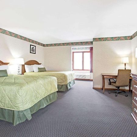 Hotel Ramada By Wyndham Flemington Esterno foto