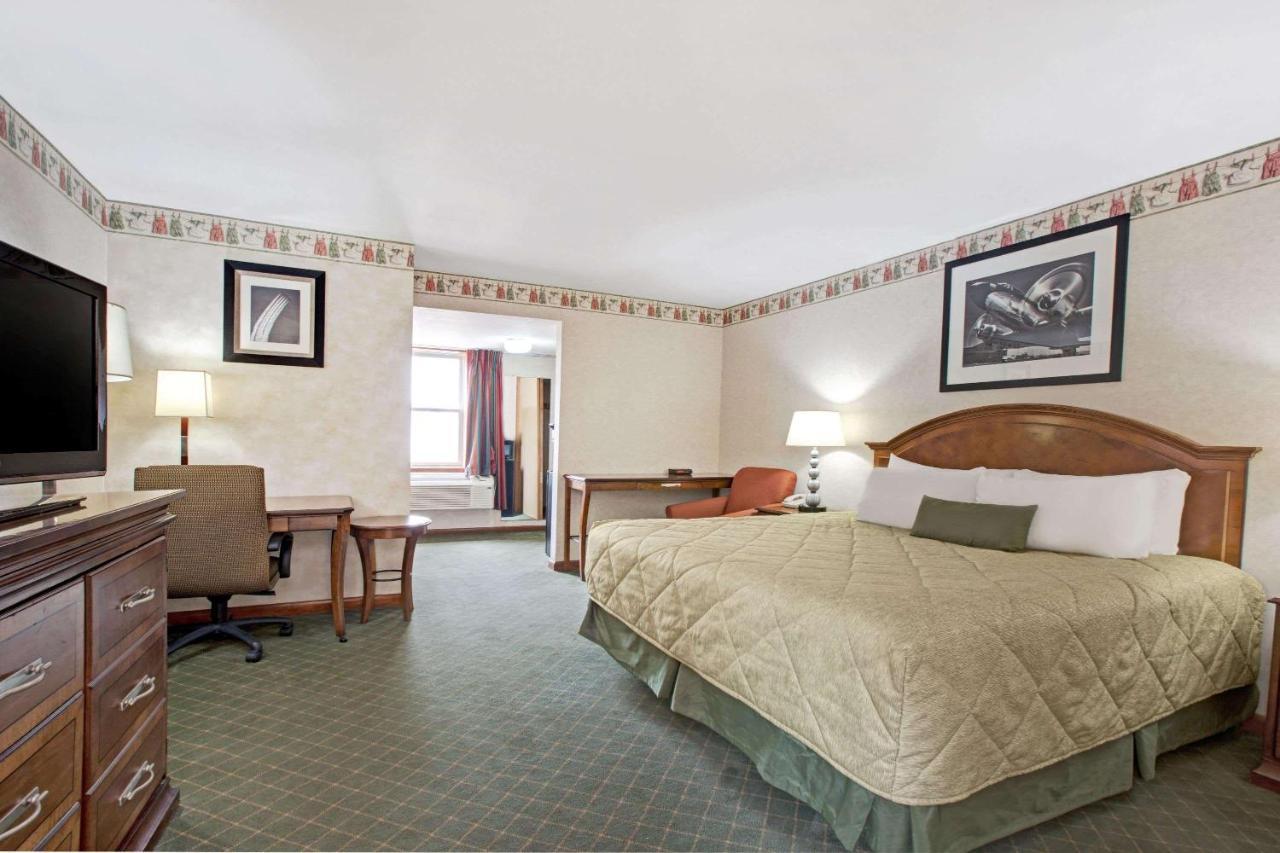 Hotel Ramada By Wyndham Flemington Esterno foto