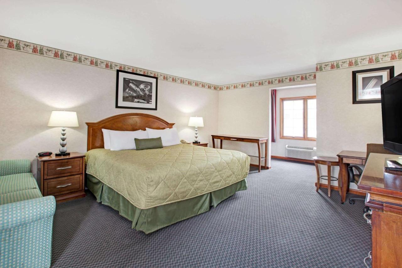 Hotel Ramada By Wyndham Flemington Esterno foto