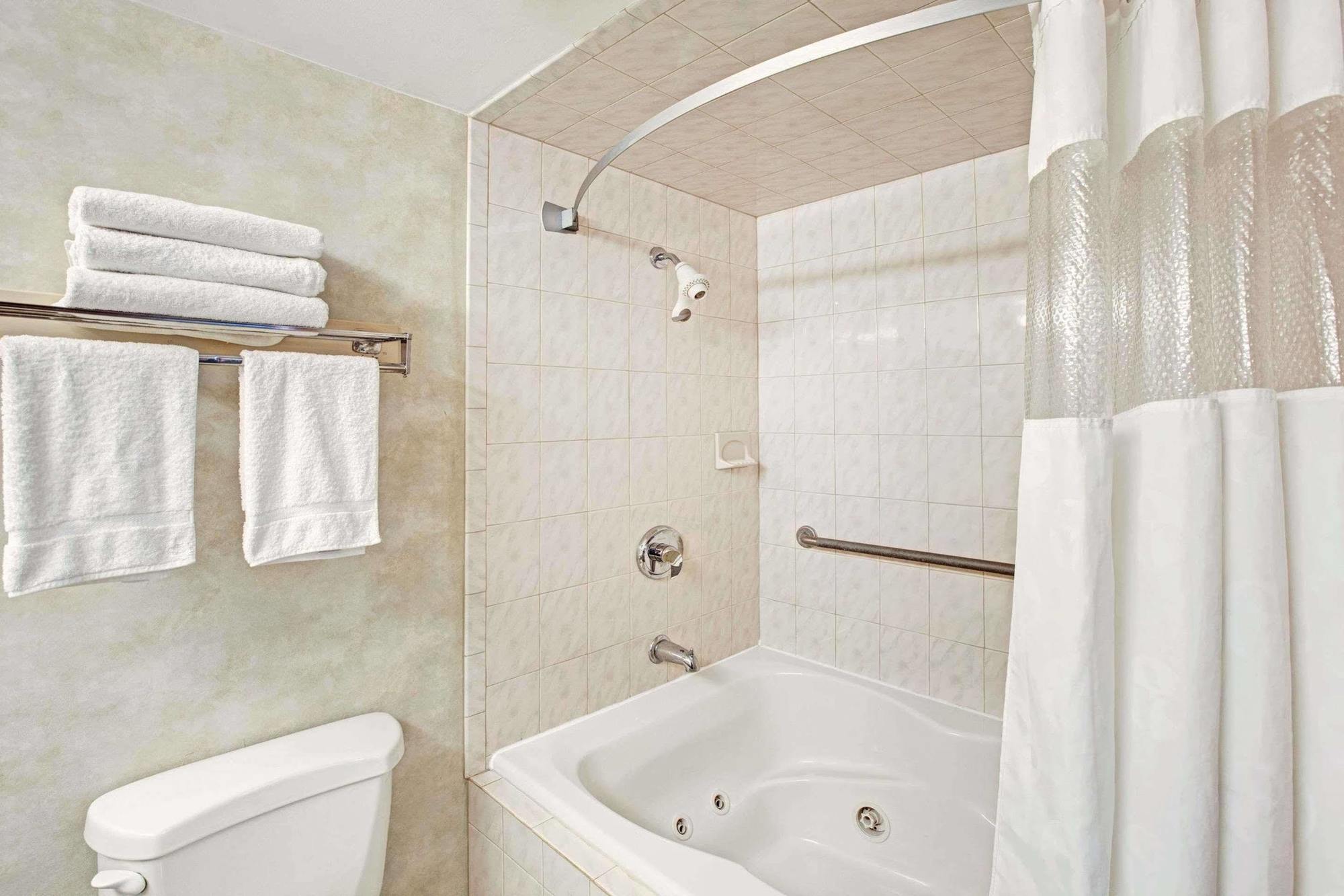 Hotel Ramada By Wyndham Flemington Esterno foto