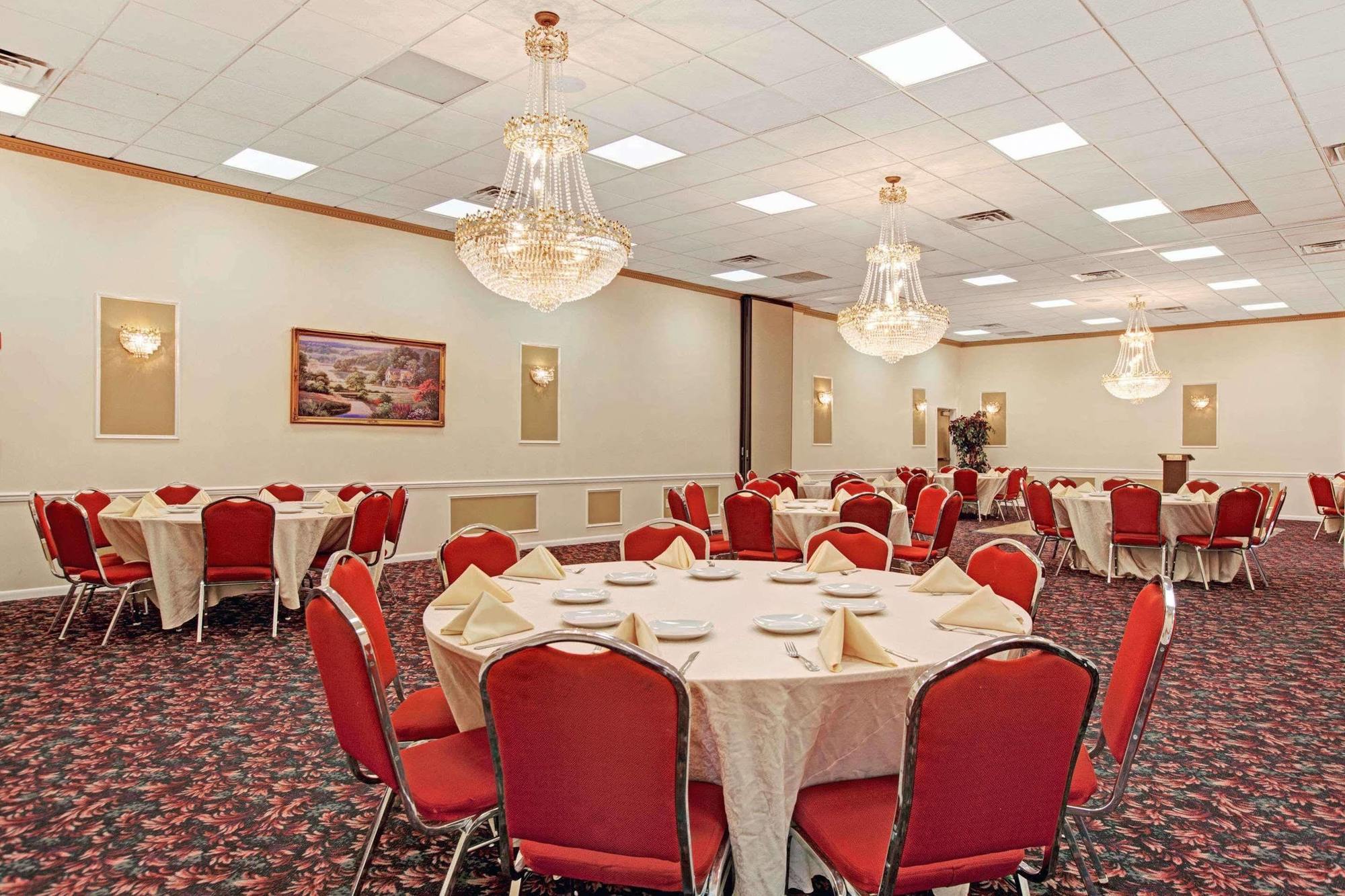 Hotel Ramada By Wyndham Flemington Esterno foto