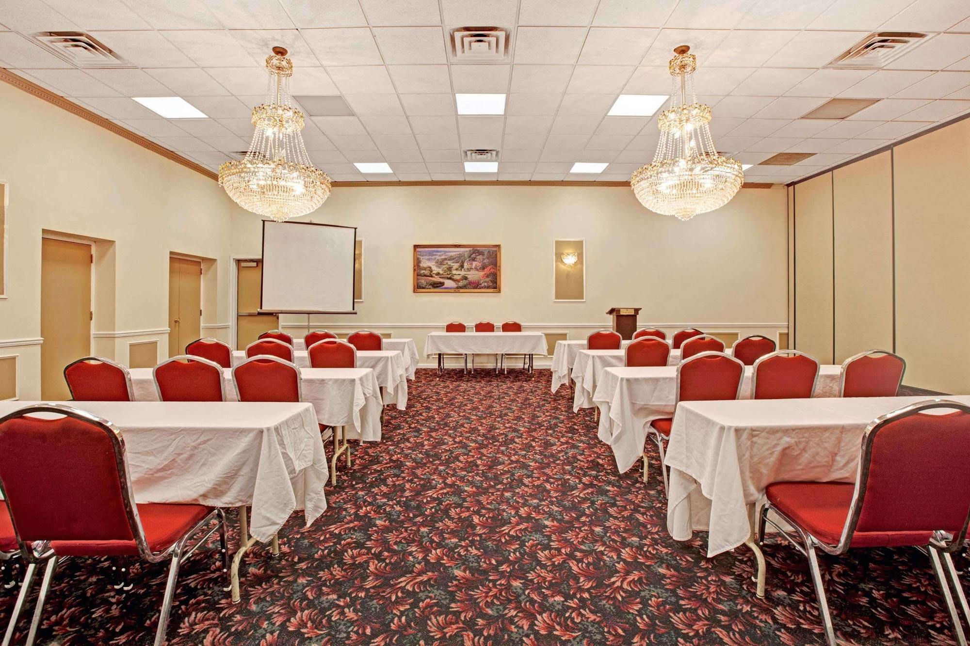 Hotel Ramada By Wyndham Flemington Esterno foto