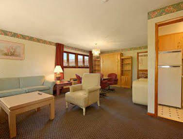 Hotel Ramada By Wyndham Flemington Esterno foto