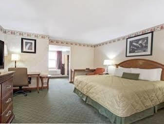 Hotel Ramada By Wyndham Flemington Esterno foto